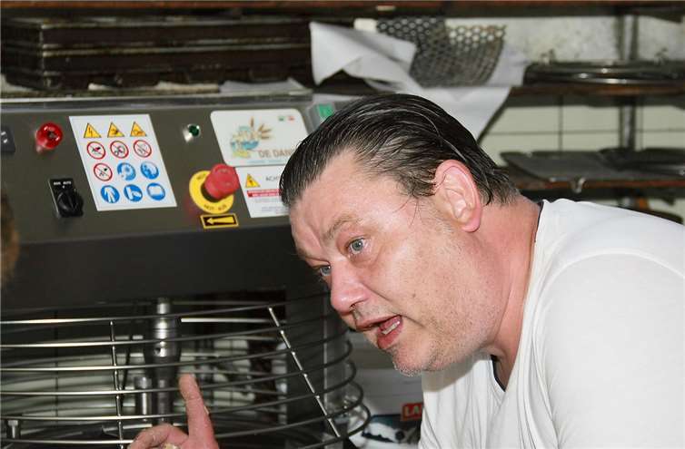 Frank Schmickler erklärt die wichtigsten Details, die bei der Teigherstellung zu beachten sind.