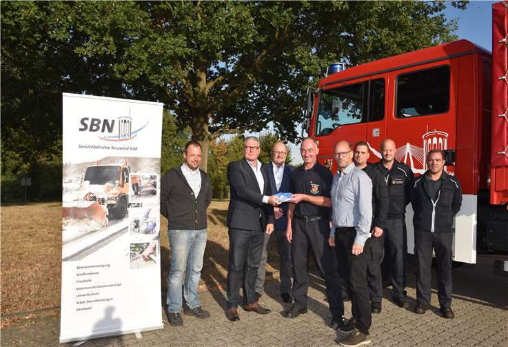 Frank Schneider (2. von links) übergab mit Mitarbeiter Jan Kronenberger die Karten an die Feuerwehrkameraden mit Achim Schneider, Wehrleiter Wilfried Hausmann und Fred Gross. Privat