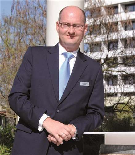 Frank Schönherr, neuer Hoteldirektor im Dorint Parkhotel Bad Neuenahr, fühlt sich schon wohl im Dahliengarten an der Ahr. privat