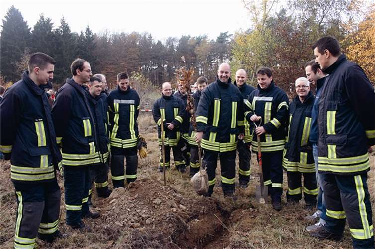 Frank Schulze vom THW Sinzig von seinen Kollegen mit einem Ehrenbaum gewürdigt. RÜ