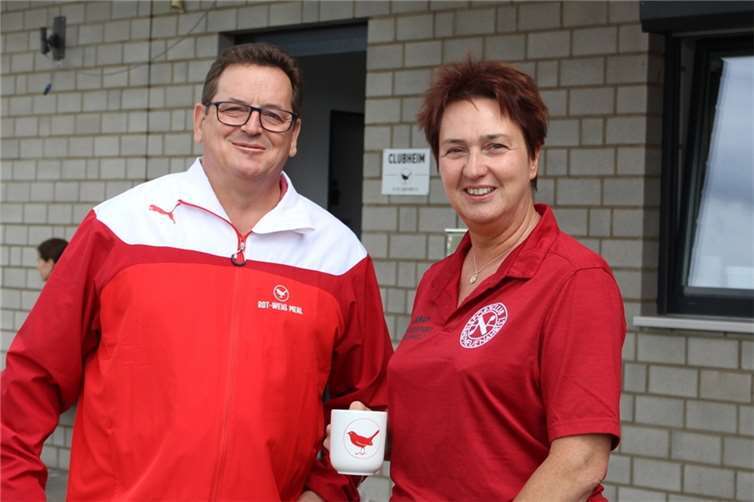 Frank Steinseifer (Vorsitzender des SV Rot-Weiß Merl) und Manuela Jüngling (Präsidentin des SC 13 Bad Neuenahr)