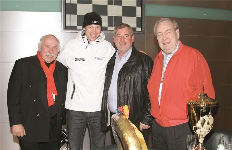 Frank Stippler (2. v. l.) hatte auf einem AUDI R8 LMS ultra des Phoenix-Rennteams aus Meuspath den ersten VLN-Lauf gewonnen und stattete der Jahreshauptversammlung einen Besuch ab.