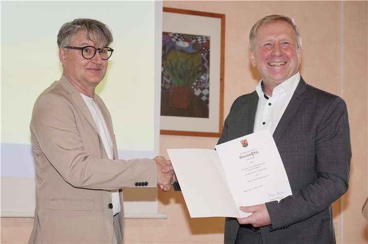 Frank Sütterlin (li.) bekommt die Ernennungsurkunde zum Rektor durch den Regierungsschulrat Achim Buchholz überreicht.  Foto: Carsten Peters