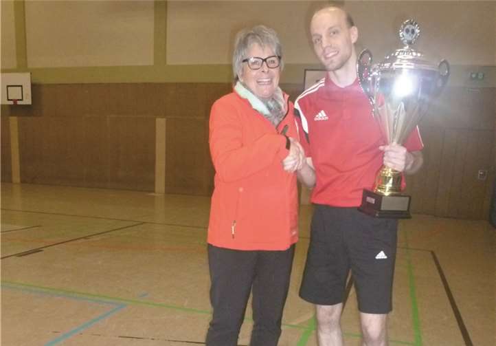 Frank Termath, der Sieger des Tages, wurde von der Tischtennis-Abteilungsleiterin von RW Koblenz, Helga Schmitt, ausgezeichnet.privat