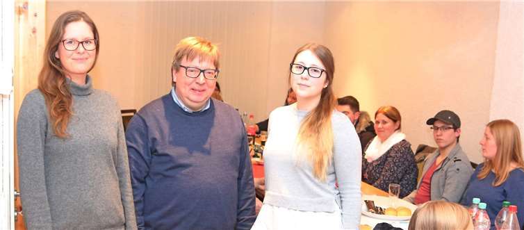 Frank Trömel (Mitte) leitete die Wahl, an deren Ende Sina Faßbender und stellvertretend Jasmin Braun als JRK-Kreisleiterinnen vorgestellt wurden. DRK KV Ahrweiler