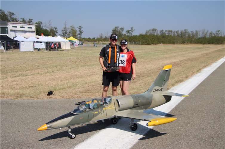 Frank Westerholt mit seiner Freundin und Helferin Marie-Sophie Stadler und dem Siegermodell, einer L-39 Albatros.  Foto: privat
