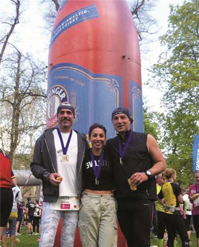 Frank, Zahra und Pit im Zielbereich vor ihrem Lieblingsgetränk. privat