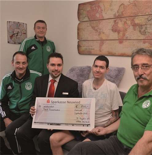 Frank Zimmermann (2.v.re.) freute sich sehr über den Spendenscheck, den ihm Manuel Frömberg von der Sparkasse im Namen der Fußballer des FV Engers überreichte: v.li. Thomas Wilhelmus, Martin Schneider, Manuel Frömberg, Frank Zimmermann und Jürgen Bucher. privat