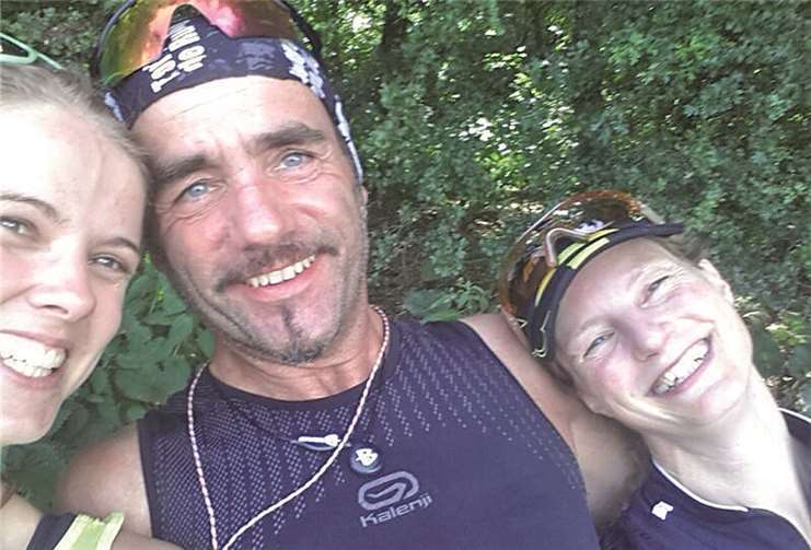 Frank inmitten seiner fleißigen Helferinnen Cordula und Tanja bei der TorTourdeRuhr.