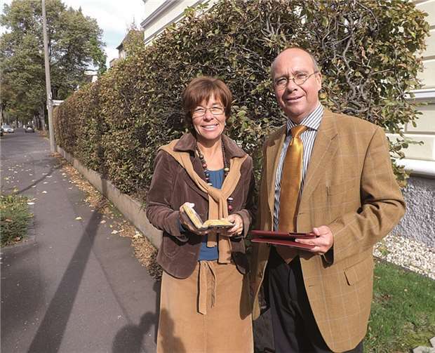 Frank und Elke Hilsheimer sind die neuen Seelsorger am Rhein. JZ