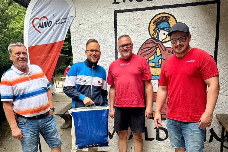 Frank und Kai Dommershausen (v.l.n.r.) übergaben das kühlende Speiseeis an die AWO-Verantwortlichen Rüdiger Roth und Dominik Pretz.