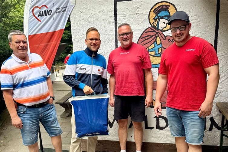Frank und Kai Dommershausen (v.l.n.r.) übergaben das kühlende Speiseeis an die AWO-Verantwortlichen Rüdiger Roth und Dominik Pretz.