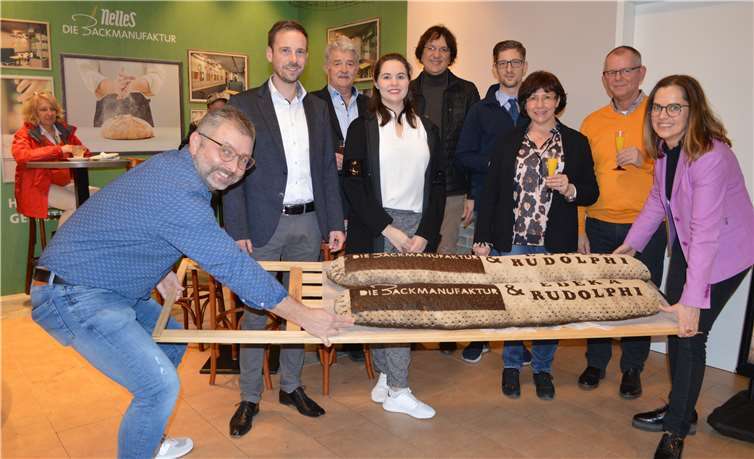 Frank und Sandra Nelles mit den Gästen von Edeka Rudolphi, Bürgermeister Björn Ingendahl, Wirtschaftsförderer Marc Bors und Edeka-Bezirksleiter Frank Reif. Foto: AB