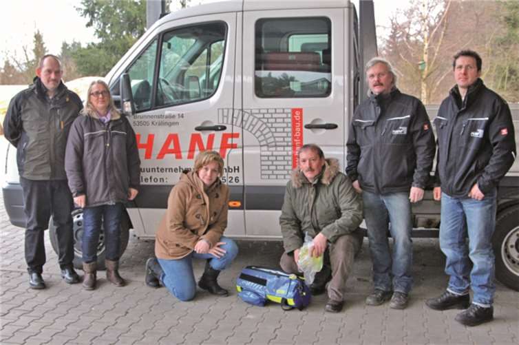 Frank und Thomas Hanf (v. re.) spendeten der Helfer-vor-Ort-Gruppe eine lebensrettende tragbare Sauerstoffeinheit. Die Nachbarschaftshelfer Markus Lanser, Elke Stüsser, Ellen Scheuren, Thomas Stüsser (v. li.) und der berufsbedingt zur Übergabe nicht anwesende Werner Josten können mit dieser Schenkung ihren Mitbürgern im Notfall nun noch besser helfen. Thorsten Trütgen