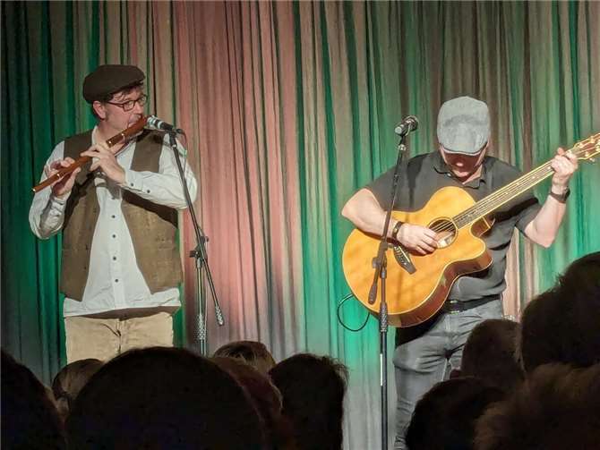 Frank von Häfen (l.) beherrscht verschiedene Instrumente.  Foto: privat