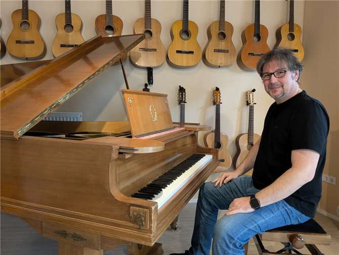 Frank von Häfen leitet die von ihm 1998 gegründete Musikschule in Remagen.  Foto: KS