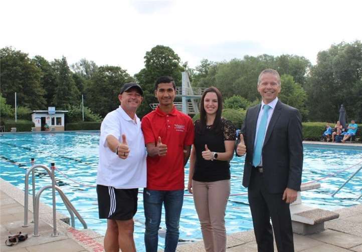 Frank von Schmidt, Daniela Hillesheim und Oliver Fender begrüßten den Auszubildenden Aurel Qemalli im Pellenzbad. Foto: privat