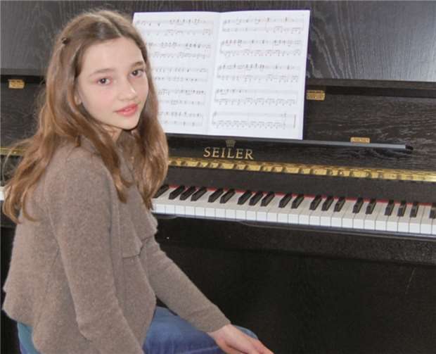 Franka Dauster aus Mannheim schmückt mit Klavierspiel die Vernissage.