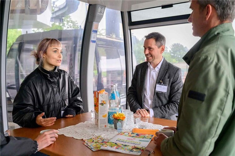 Franka Rössel im Gespräch mit David Langner und Henning Pätzold (von links nach rechts) beim Fairen Seilbahnfrühstück.