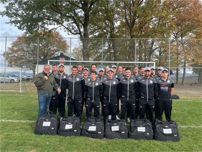 Franken/Königsfeld/Koisdorf. Die Firma Hengsberg Security aus Grafschaft-Gelsdorf spendete für den gesamten Kader der SG FKK neue Sporttaschen. Der in Koisdorf wohnhafte Geschäftsführer Sascha Grzenia, selbst ehemaliger Torhüter der Sportfreunde Koisdorf, ließ es sich nicht nehmen die Taschen persönlich zu übergeben.Foto: privat