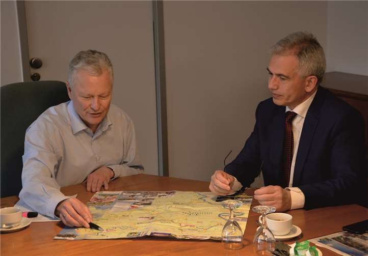 Frankfurts Oberbürgermeister Peter Feldmann war zu einem Erfahrungsaustausch zu Besuch im Rhein-Lahn-Kreis und wurde von Landrat Frank Puchtler herzlich Willkommen geheißen. Foto: Rhein-Lahn-Kreis