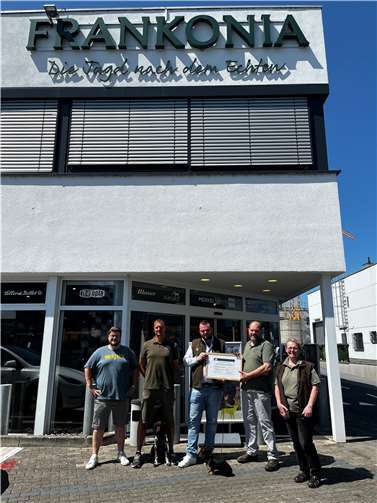 Frankonia Mülheim-Kärlich und die Jagdschule RheinAhrEifel übergaben am 29. Juli die Spende in Höhe von 2.100 Euro an Vorsitzenden Walter Kemp der Kreisgruppe Mayen-Koblenz im Landesjagdverband Rheinland-Pfalz e.V.. Foto: privat