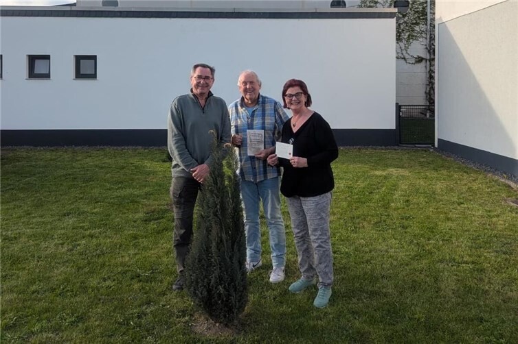 Frans Louis Isrif (links) übergibt die Einnahmen an Hutenmeister Heiner Fuhs (Mitte) und Rita Lauter (rechts)
