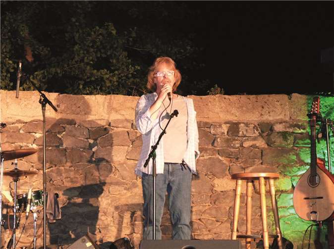 Frans Somers, Kenner der internationalen Kunst- und Musikszene sowie fachkundiger Chef des Kulturvereins Müllenbach war mit der Dave-Alley-Band nach Mendig gekommen.