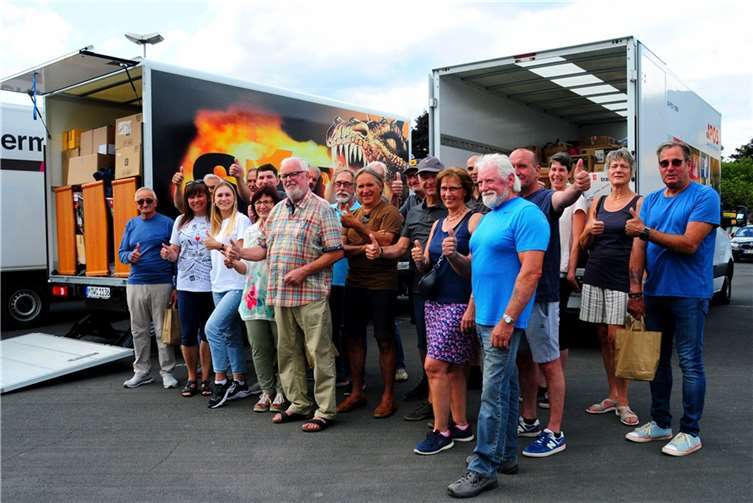 Franz Breitenbach (1. Reihe, 5. v.l.) neben seiner Frau Tine und inmitten seines Fahrerteams kurz vor dem Start an die Polnisch-Ukrainische Grenze.  Fotos: AWi