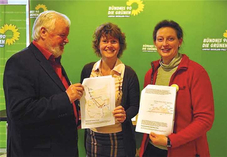 Franz Breitenbach, Eveline Lemke und Elisabeth Bröskamp bei der Übergabe der Tunnelpläne. Privat