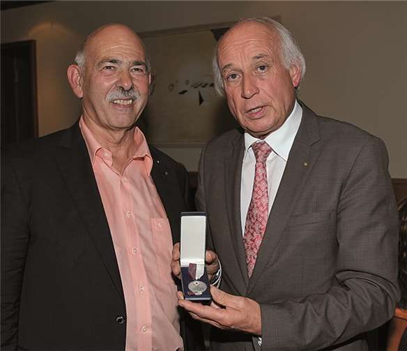 Franz Dreher (l.) wurde durch Bernhard Mauel (r.) mit der Verdienstmedaille des DRK-Landesverbandes Rheinland-Pfalz ausgezeichnet.DRK-KV-MYK