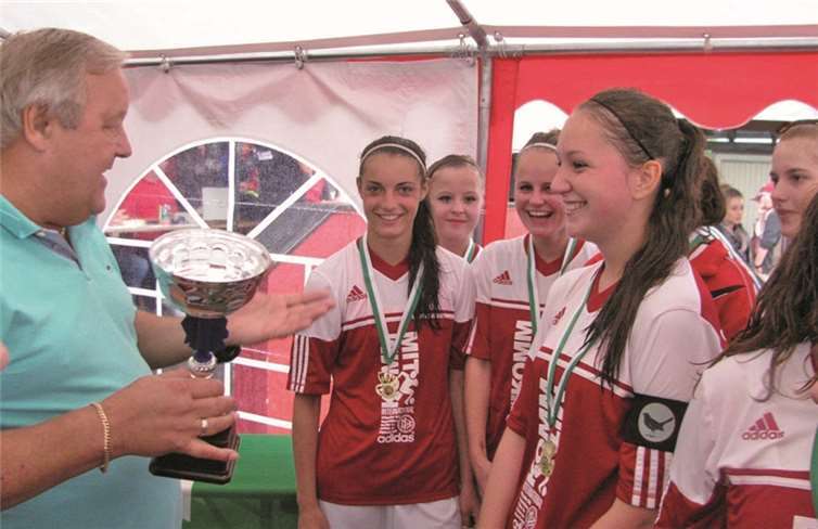 Franz Faßbender überreichte den stolzen B-Juniorinnen den Pokal.
