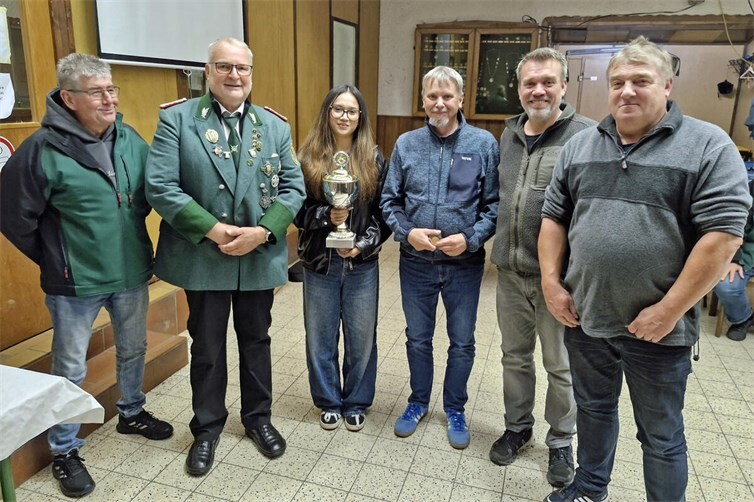 Franz Franzen und Heinz-Josef Welter gratulieren der  Nitztaler Mannschaft Jasmin Schlich, Ingo Klecha , Christoph Schmitt und Bezirksscheibenkönig Frank Müller 