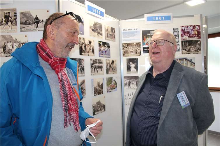 Franz Gert Hammes (re.), Organisator der Ausstellung im Gespräch mit Gast Helmut Rosenbaum. Foto: HG