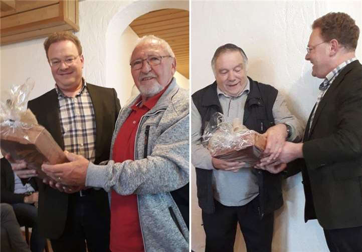 Franz Hermann dankte Ferdi Schlich (li.) und Walfried Degen ein Präsent als Dankeschön für ihre jahrzehntelange ehrenamtliche Tätigkeit. Foto: privat