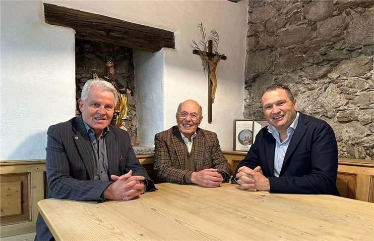 Neue Bänke für die Kreisstadt Franz Innerhofer, Horst Felten und Stefan Pföstl. Foto: privat