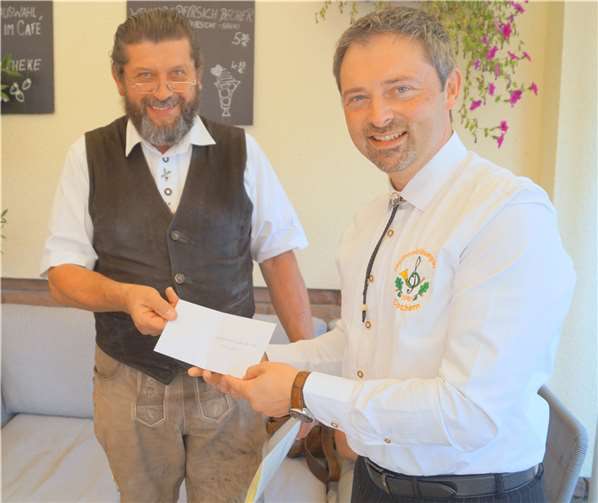 Franz-Josef Becker überreichte für die Bläsergruppe an Hornmeister Dietmar Raber (rechts) ein Geldgeschenk.