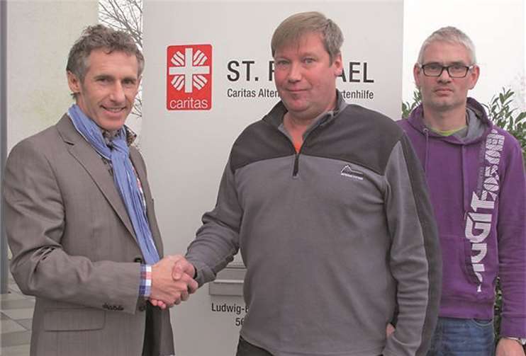 Wolfgang Wittenberg steht dem Werkstattrat vor Franz Josef Bell (l.) beglückwünscht den neu gewählten Werkstattratsvorsitzenden, Wolfgang Wittenberg (M.) und Vertreter Winfried Jüngling. privat