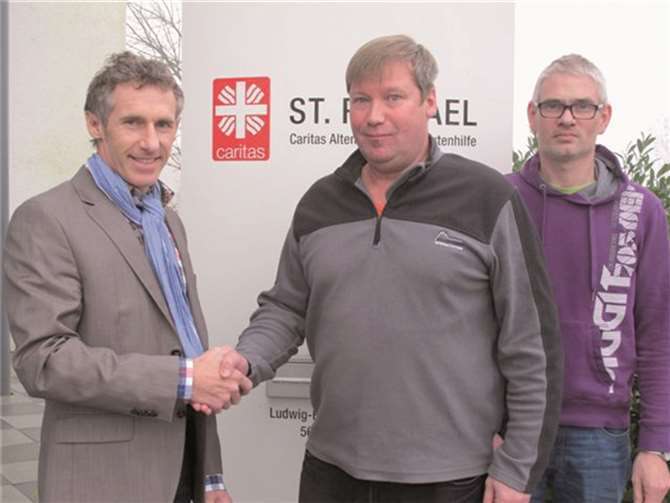 Franz Josef Bell (l.) beglückwünscht den neu gewählten Werkstattratsvorsitzenden Wolfgang Wittenberg (Mitte) und dessen Vertreter Winfried Jüngling (r.).privat