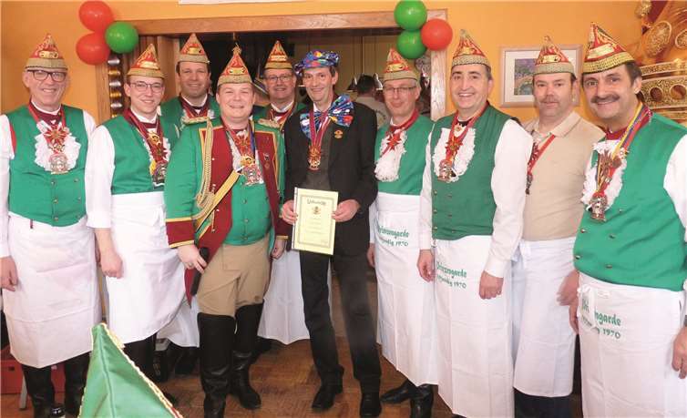 Franz-Josef Blum (Mitte) ist der neue Ehrenordenträger der Mendiger Prinzengarde. Fotos: FRE