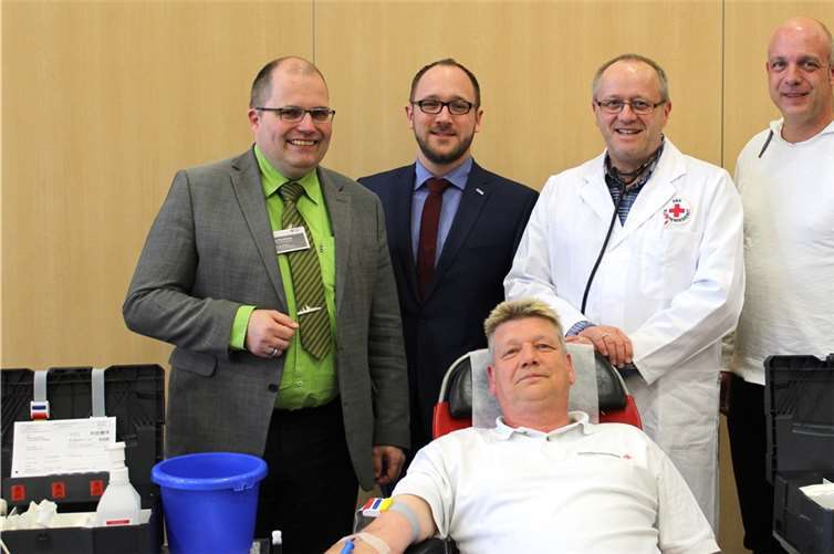 Franz Josef Ewens (vorne) während der Blutspende. Es gratulieren v.l.n.r.: Jörg Backhaus, Benjamin Greschner, Dr. Peter Enders und Martin Buchholz. privat