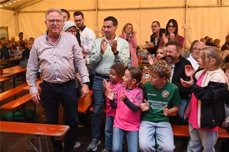 „Sport steht für Disziplin, Ausdauer, Fairness und Teamgeist“ Franz Josef Gerhards muss sich den Weg zur Bühne bahnen.