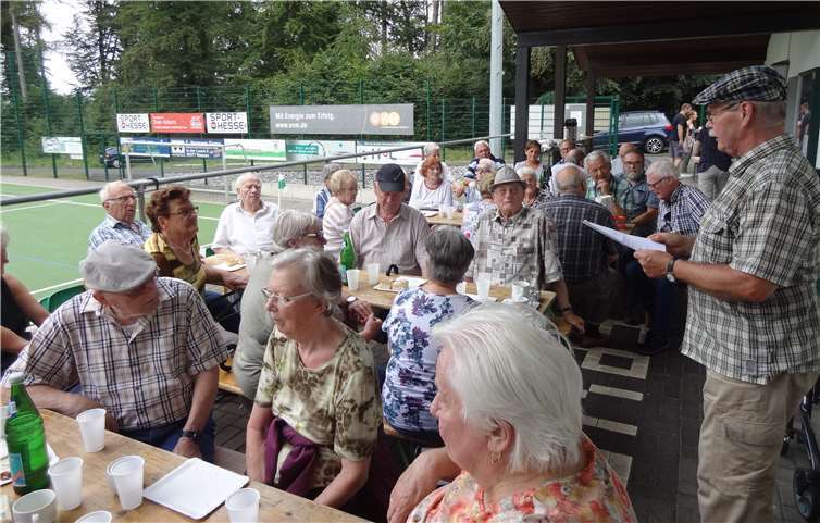 Franz-Josef Jung (stehend mit Mütze) testete diesmal im Heimatquiz, wie viel die älteren „Buchfinken“ vom Fußball verstehen.Uli Schmidt