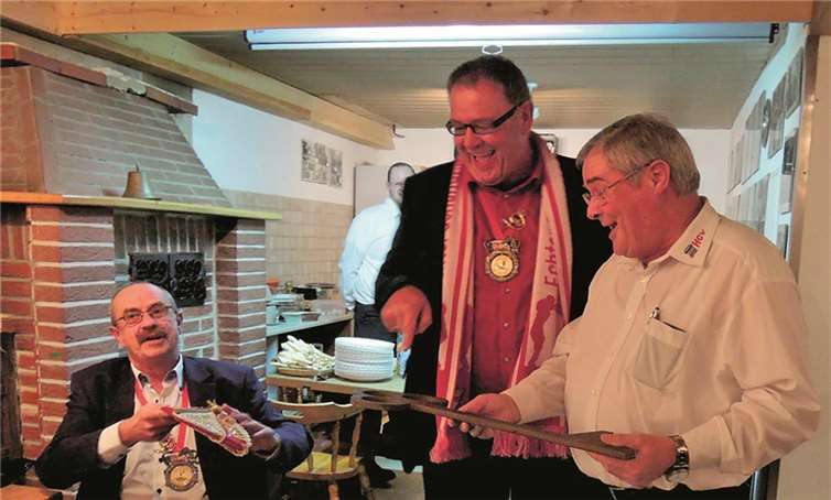 Franz Josef Möhlich, Hermann-Josef Bretz und Karl-Heinz Bischoff bei der Übergabe des überdimensionalen alten Stadtschlüssels.