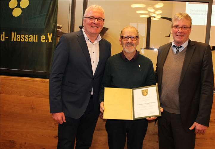 Franz-Josef Schäfer (li.) und Michael Horper (re.) ehrten Hermann Josef Fabritius für sein jahrzehntelanges ehrenamtliches Engagement mit der silbernen Ehrennadel des Bauern- und Winzerverbands Rheinland Nassau.