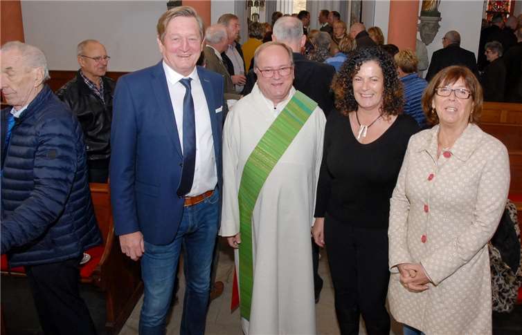 Franz-Josef Schmidt, Diakon Norbert Hendricks, Petra Fuß und Dorothee Sudhoff-Mohr standen den Besuchern der Hubertusmesse am Sonntag in Isenburg Antwort zu Frage über das neue Kirchenkonzept ab 1. Januar 2020. Fotos: KER