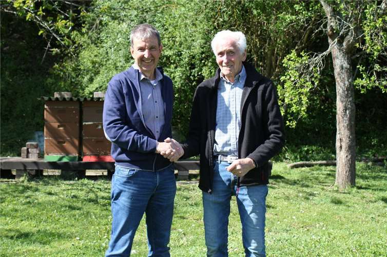 Seit 45 Jahren im Einsatz für die Bienen Franz-Josef Schmitt (r.) wurde für 45 Jahre Engagement im Imkerverein Dümpelfeld geehrt.Foto: privat