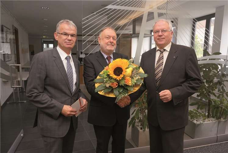 Franz-Jürgen Lacher, Vorstandssprecher der VR-Bank Neuwied-Linz eG (r.) und sein Vorstandskollege Andreas Harner (l.) verabschieden Bruno Lehnen.VR-Bank