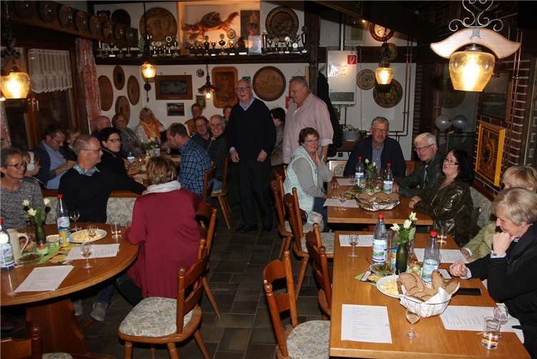 Franz Lehmler und Willi Driesch bei der Begrüßung der sich bereits in fröhlicher Stimmung befindlichen Gäste. Foto: Jürgen Jachtenfuchs