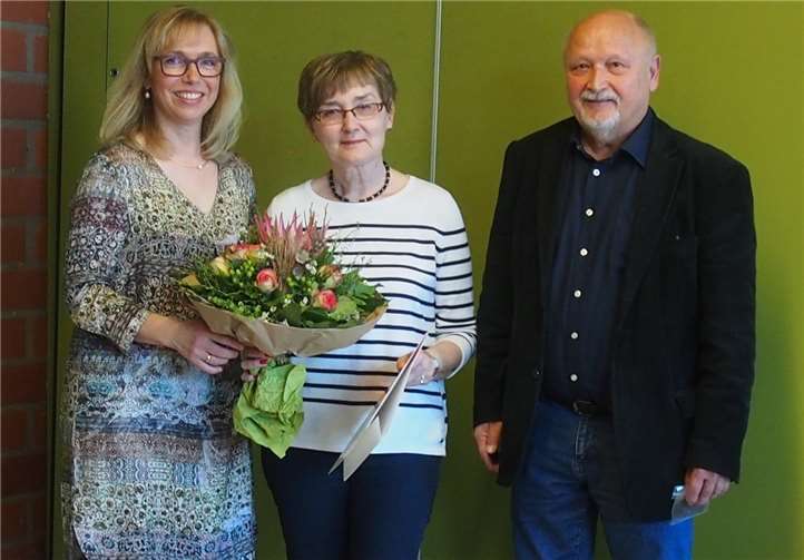 Franz Mohr (r.) vom Bundesverband „Lernen Fördern“ und die aktuelle Födervereinsvorsitzende Annette Masanneck (l.) zeichneten Kristina Rosenbaum aus. Foto: privat